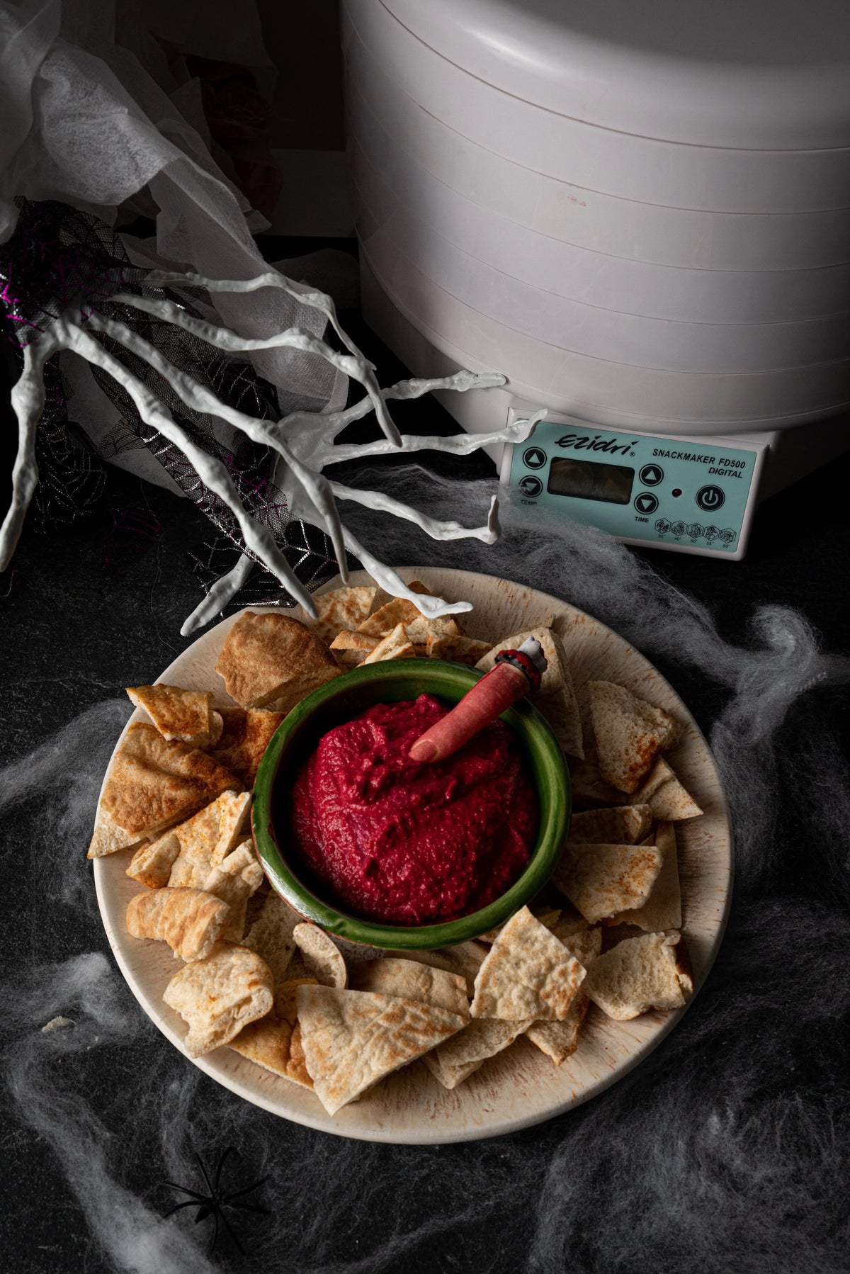 Halloween-Pita-Chips mit „Blut-Dip“