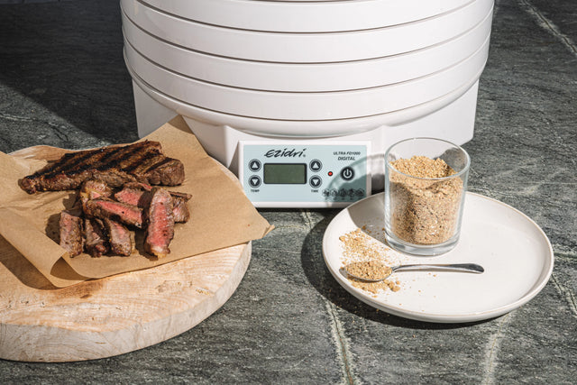 Hausgemachte BBQ-Gewürzmischung mit getrocknetem Knoblauch, Zwiebel und Kräutern
