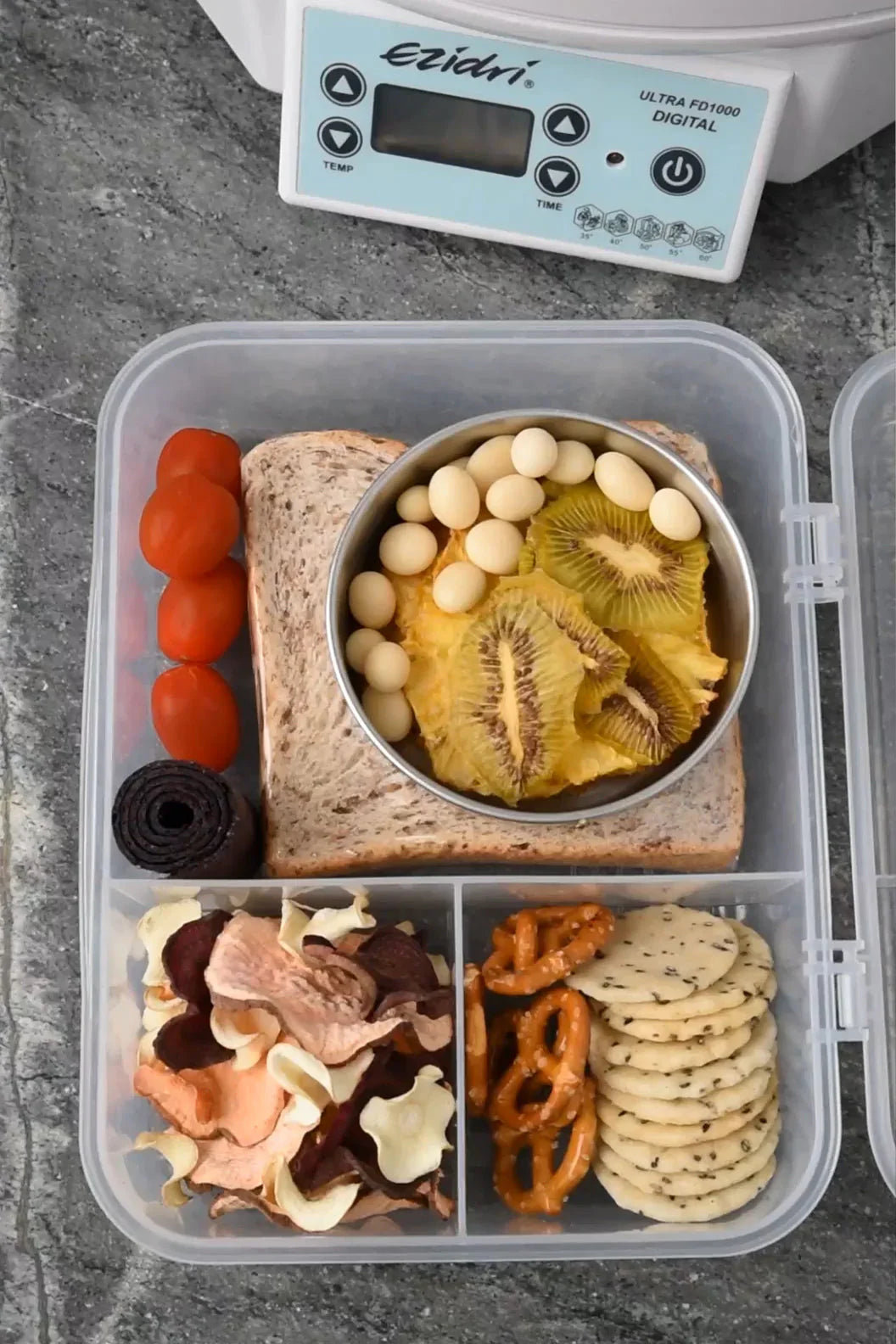 DIY Lunchbox Snack Mix – Getrocknete Früchte, Joghurtüberzogene Rosinen, Kürbiskerne & Brezeln